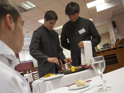 Alumnos del Hotel Escuela de El Pardo, durante una de sus clases pr&aacute;cticas.