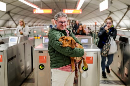 David Fernández sostiene en brazos a Ámbar en una de las líneas de Metro Bilbao en las que no pueden entrar perros grandes.