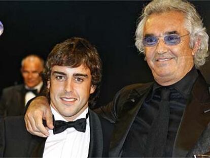 Alonso y Briatore posan con sus trofeos