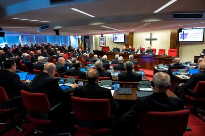 Los 120 obispos, reunidos en asamblea plenaria extraordinaria de la Conferencia Episcopal, votan el plan para reparar a las víctimas de los abusos de la Iglesia.