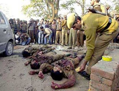 Seis personas murieron ayer en un violento enfrentamiento entre presuntos militantes islámicos y fuerzas de seguridad indias.