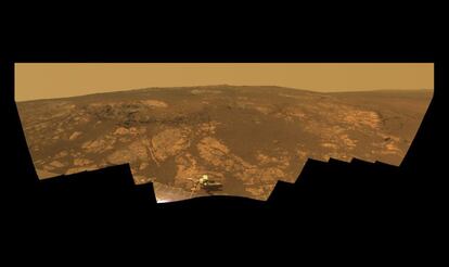 Panorama en la colina Matijevic de Marte captado por el 'Opportunity' que se observa parcialmente en primer plano.