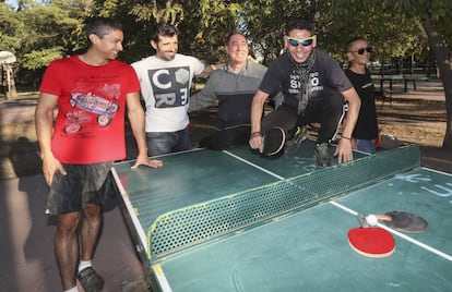 Jorge Luis, Alexandre Louis Ramos, Chema de Mingo, Julin 'Juj' y Lin Yong Ping en el parque de Pradolongo en una mesa de ping pong. 