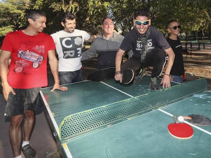 Jorge Luis, Alexandre Louis Ramos, Chema de Mingo, Julián 'Jujá' y Lin Yong Ping en el parque de Pradolongo en una mesa de ping pong.