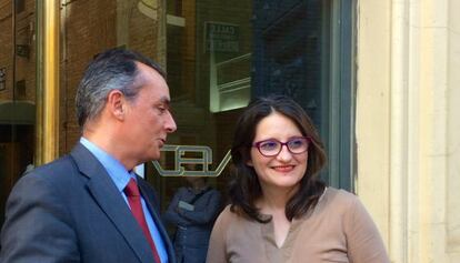 Salvador Navarro, presidente de la CEV, y Mònica Oltra, vicepresidenta de la Generalitat.