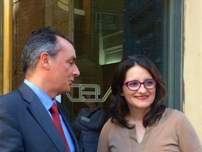 Salvador Navarro, presidente de la CEV, y M&ograve;nica Oltra, vicepresidenta de la Generalitat.