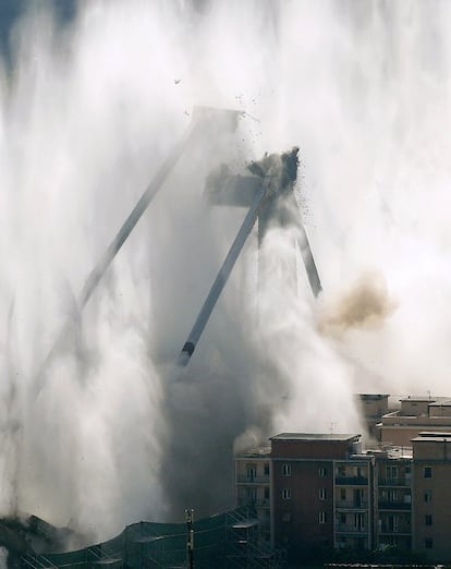 La vía sobrevolaba una zona urbana con numerosos centros comerciales, edificios residenciales y áreas industriales.