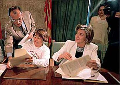 Marcia Quizhpe y Carmen Mas (derecha), ayer en la firma del acuerdo de inmigración.