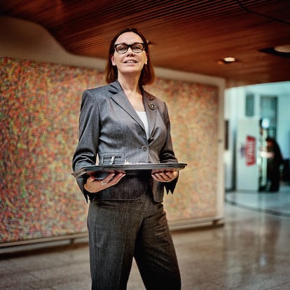 ArnieHole, directora general de Igualdad, en el comedor del ministerio en Oslo.