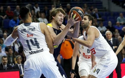 Ay&oacute;n y Felipe Reyes intentan frenar el avance de Vesely.