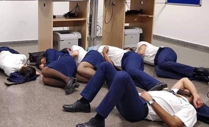 The image of the cabin crew sleeping on the floor of Málaga airport.