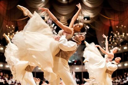 Bailarines del ballet de la Ópera Estatal, durante un ensayo general del tradicional Baile de la Ópera en Viena (Austria).