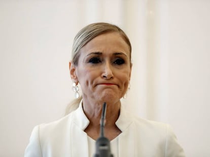 Cristina Cifuentes durante la rueda de prensa en la que anunció su dimisión como presidenta de la Comunidad de Madrid el pasado 25 de abril.