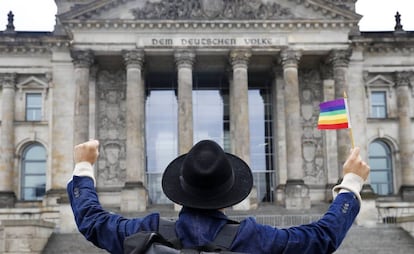 Un hombre celebra la aprobación de la legalización del matrimonio homosexual ante el Parlamento en Berlín (Alemania), 30 de junio de 2017.