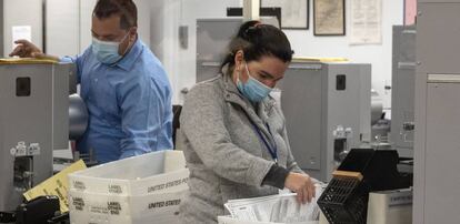 Recuento de votos en el departamento de Dade, en Miami, Florida