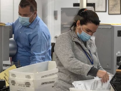 Recuento de votos en el departamento de Dade, en Miami, Florida