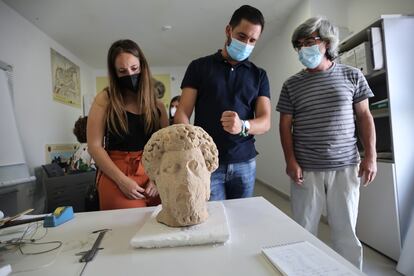 Los concejales Davinia Calderón y Daniel Caballero y el director del museo de Medina Sidonia, Salvador Montañés, inspeccionan una cabeza romana donada por Francisco Guerra.