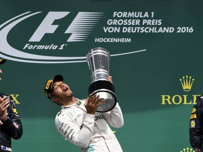 Lewis Hamilton con el trofeo del GP de Alemania. 