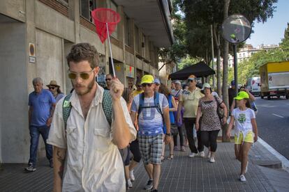 Un grup de turistes segueixen el guia als voltants de la Sagrada Família.