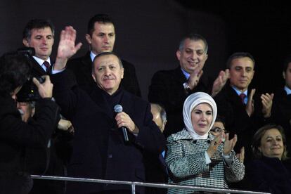 El primer ministro turco, Recep Tayyip Erdogan se dirige a sus partidarios durante un mitin en el Aeropuerto Esenboga en Ankara. Erdogan está siendo acosado en todos los frentes por los escándalos de corrupción.