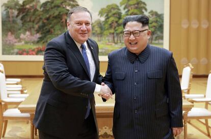 El secretario de Estado norteamericano, Mike Pompeo, saluda al líder norcoreano, Kim Jong-un, en su reunión ayer en Pyongyang.