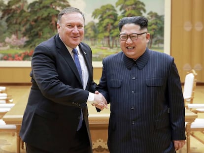 El secretario de Estado norteamericano, Mike Pompeo, saluda al líder norcoreano, Kim Jong-un, en su reunión ayer en Pyongyang.