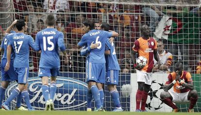 Los jugadores del Real Madrid celebran uno de los goles.