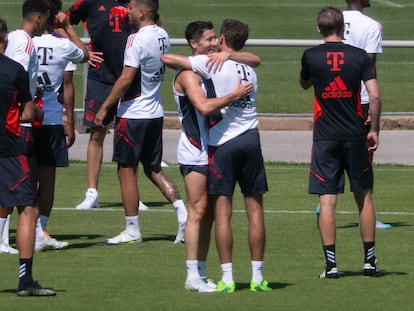 Robert Lewandowski se despide de Thomas Müller en el entrenamiento del Bayern, este sábado.