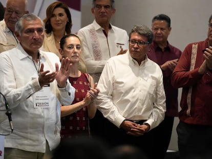 Adán Augusto López, Claudia Sheinbaum, Ricardo Monreal y Marcelo Ebrard durante una conferencia de MORENA en Ciudad de México, en 2023.