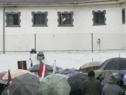 Familiares de presos de ETA se concentran frente a la cárcel de Martutene.