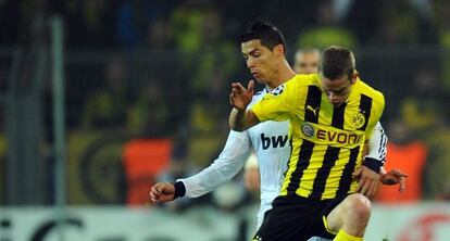 Cristiano intenta escapar de Bender en el partido de Champions.