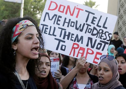 Protesta en junio de 2014 en El Cairo tras la violación grupal de una mujer durante la celebración de la subida al poder de Abdelfatá al Sisi. En el cartel, en inglés, se lee "No me digas cómo vestir, diles a ellos que no violen".