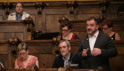 Puigcorbé escucha al líder de ERC en el pleno, este viernes.