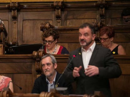 Puigcorbé escucha al líder de ERC en el pleno, este viernes.