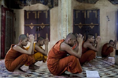 Un grupo de jóvenes monjes budistas reza en el templo de Wat Bo, en la ciudad de Siem Reap.