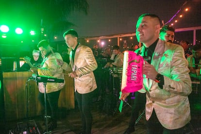 Un grupo de cumbia se presenta en el Centro Comercial DOT.