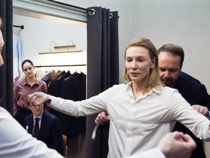 Cate Blanchett y, en segundo plano, Noémie Merlant, en una escena de 'Tár'.