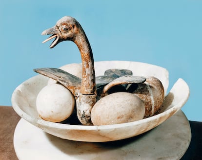 Tapa de una jarra de alabastro decorada con un pájaro en un nido y huevos en un cuenco, procedente de la tumba del faraón Tutankamón.