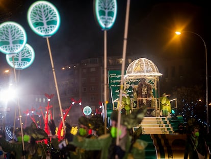 La carroza del Rey Baltasar cierra la cabalgata de Madrid.