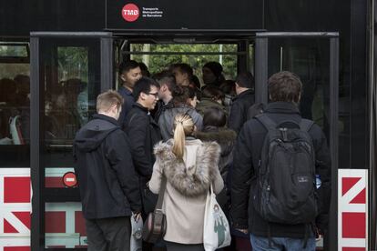 Los viajeros han llenado los autobuses habilitados especialmente para la ocasión hasta que no se ha abierto la línea 1 del metro, alrededor de las 11 de la mañana.