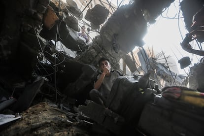 Palestinos buscan supervivientes y víctimas tras un ataque aéreo israelí contra un edificio en Jan Yunis, en el sur de la Franja de Gaza.