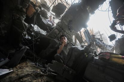 Civiles buscaban supervivientes y víctimas tras un ataque aéreo israelí contra un edificio en Jan Yunis, en el sur de la Franja, este viernes.