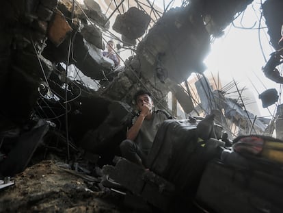 Palestinos buscan supervivientes y víctimas tras un ataque aéreo israelí contra un edificio en Jan Yunis, en el sur de la Franja de Gaza.