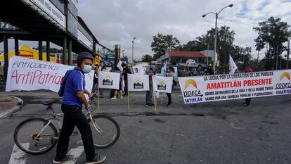 Integrantes de la Comisión de Desarrollo Campesino (CODECA) y la Asociación de Estudiantes Universitarios participan en un bloqueo de carreteras en la ciudad de Guatemala, el 9 de agosto de 2021.