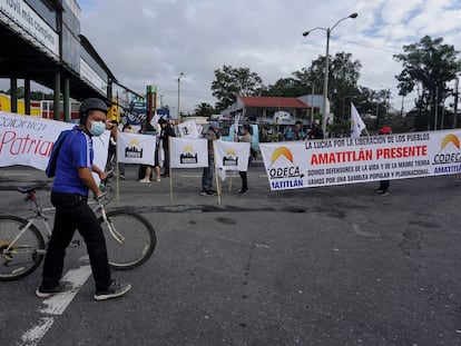 Integrantes de la Comisión de Desarrollo Campesino (CODECA) y la Asociación de Estudiantes Universitarios participan en un bloqueo de carreteras en la ciudad de Guatemala, el 9 de agosto de 2021.