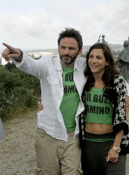 Los actores Fernando Tejero y Malena Alterio durante el rodaje en el Monte do Gozo en Santiago de Compostela.