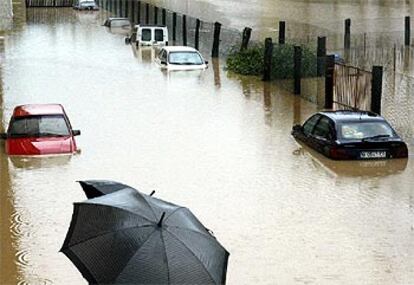 El temporal, que atravesó ayer el Principado de oeste a este, dejó esta imagen en la localidad asturiana de Grado.