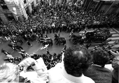 Un carruaje de caballos con el féretro de Enrique Tierno Galván por el centro de Madrid, el 21 de enero de 1986.