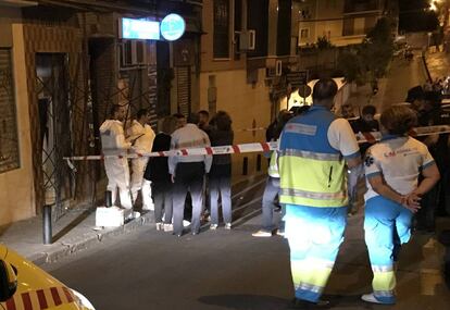 Sanitarios del Summa delante de la vivienda de la mujer muerta en Tetuán (Madrid).