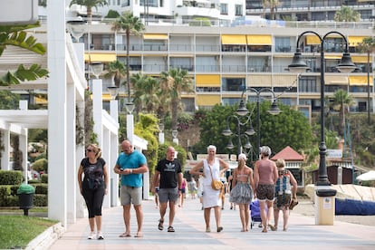 Turistas paseando por Torremolinos (Málaga).